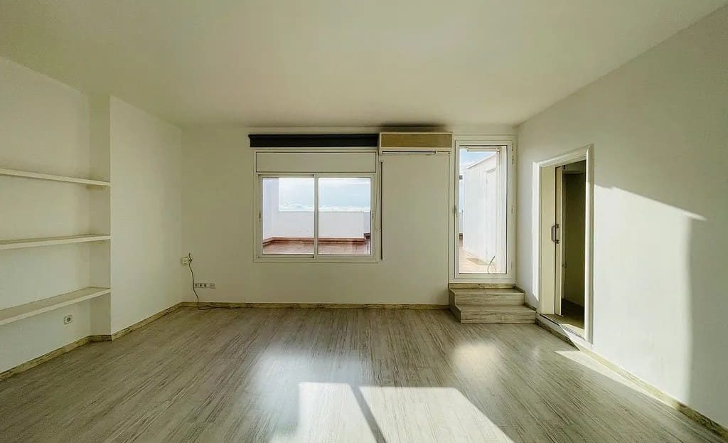 Светлая гостиная пентхауса с выходом на террасу