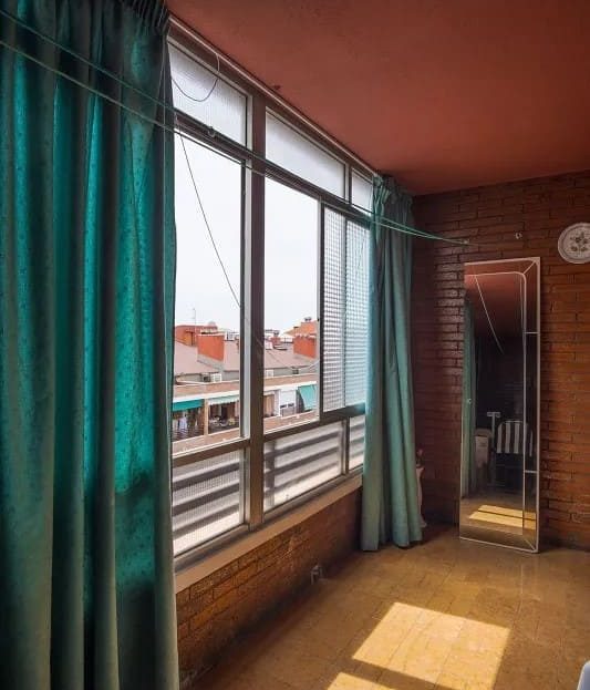 Светлая комната с панорамным окном и видом на город