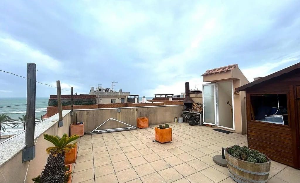 Терраса пентхауса с хозяйственным помещением и видом на море.