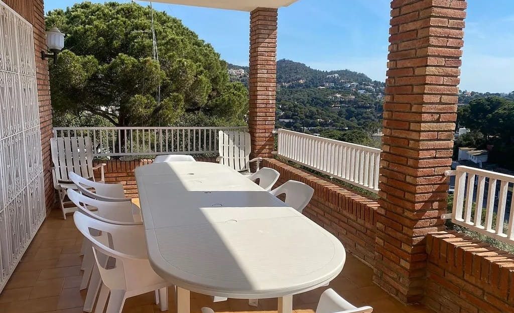 Терраса с панорамным видом на зелёные холмы