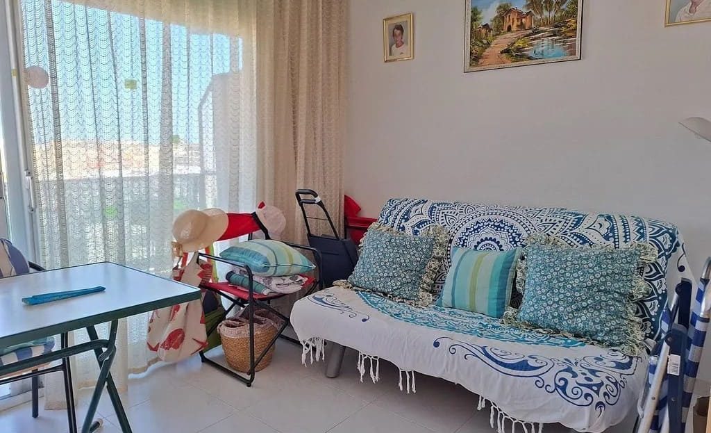 Зона отдыха в гостиной с мебелью и большим окном.