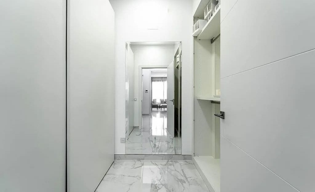 Светлый коридор внутри дома