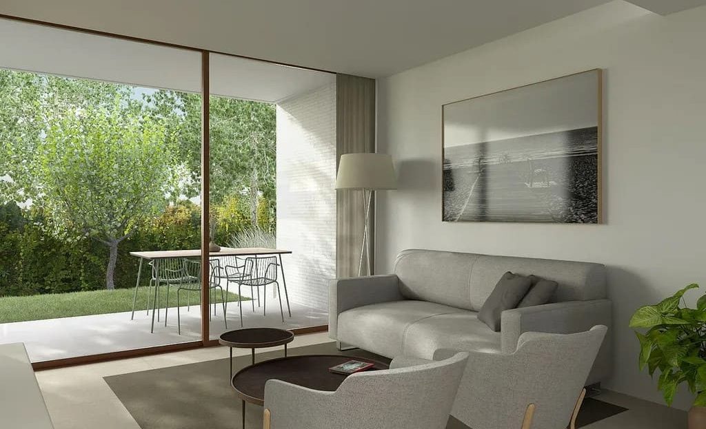 Гостиная с выходом в сад в квартире новостройки