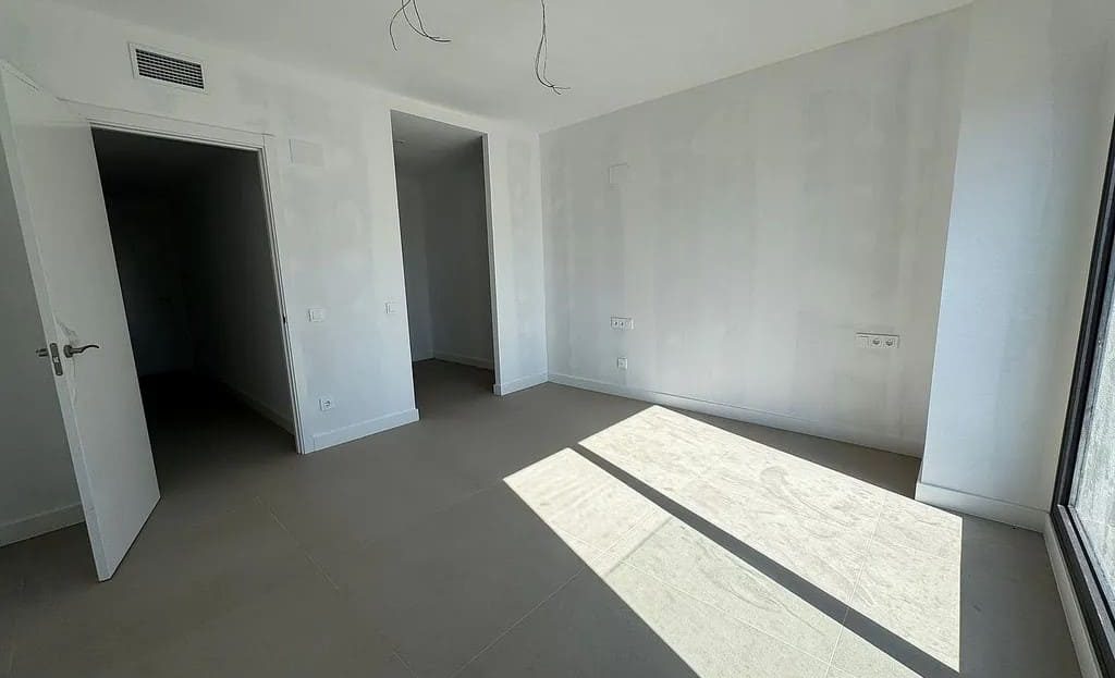 Светлая спальня с видом на участок