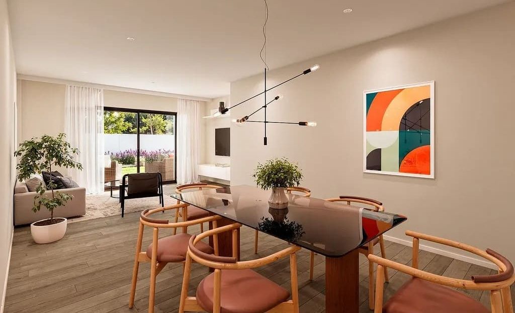 Столовая зона с современным интерьером в новом доме Вилафортуни