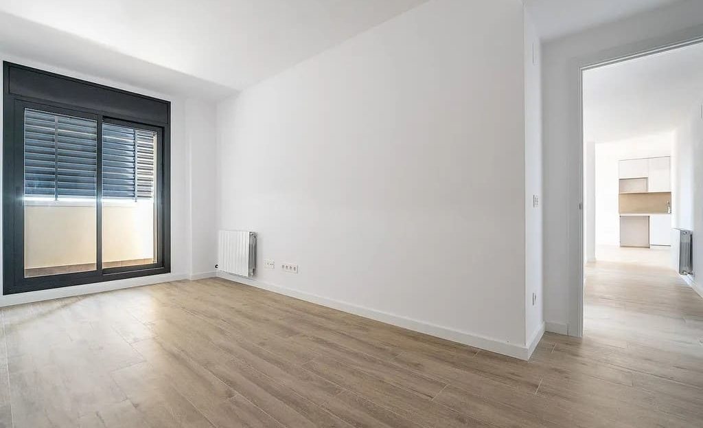 Главная спальня с большим окном и паркетным полом