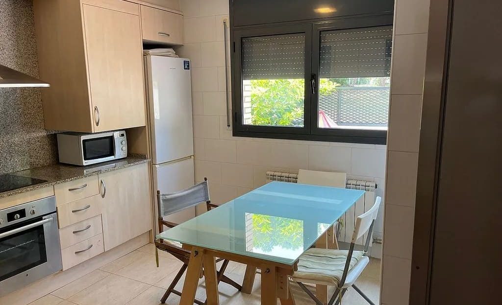 Светлая кухня с окном и зоной для завтраков