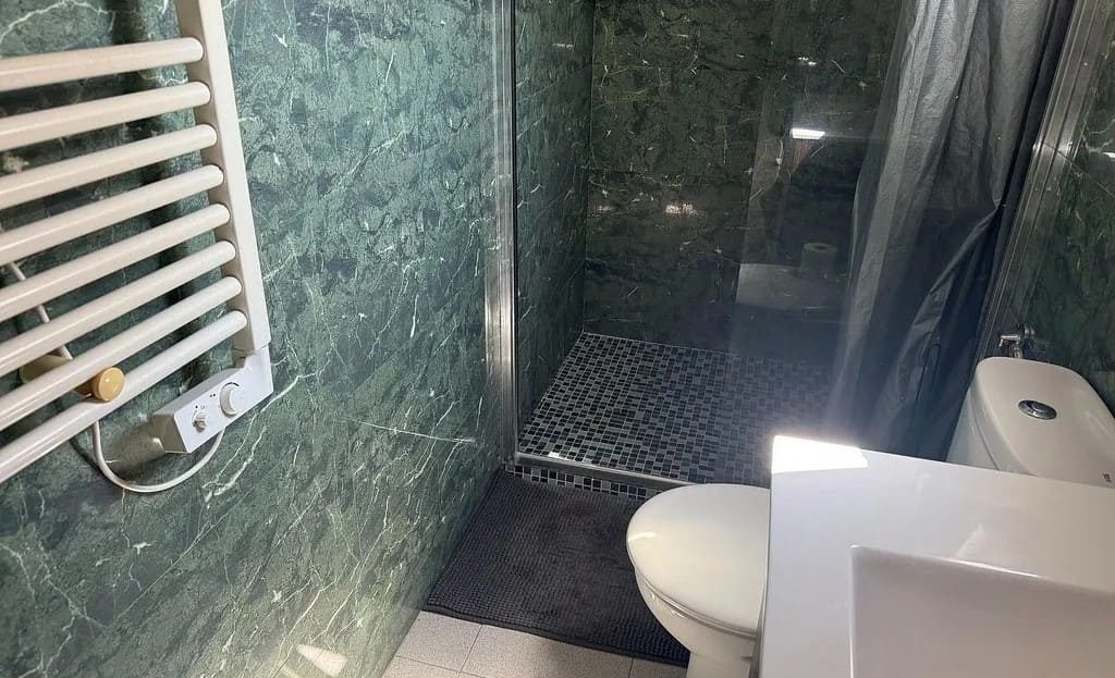 Отремонтированная ванная комната с душевой кабиной