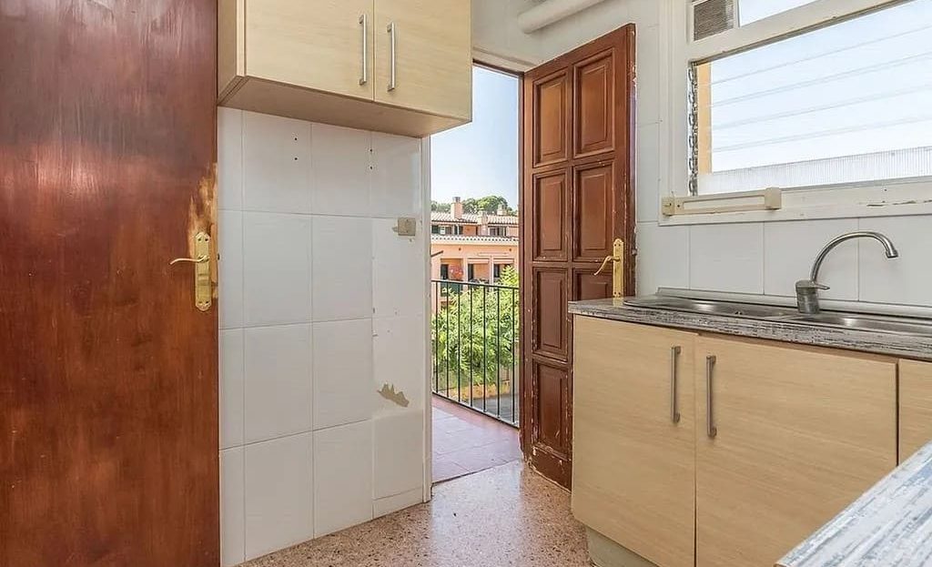 Кухня с мойкой и кухонными шкафами