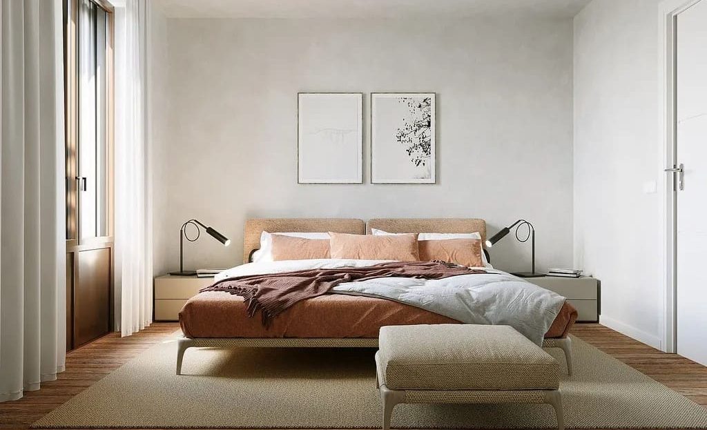 Главная спальня с двуспальной кроватью и естественным светом