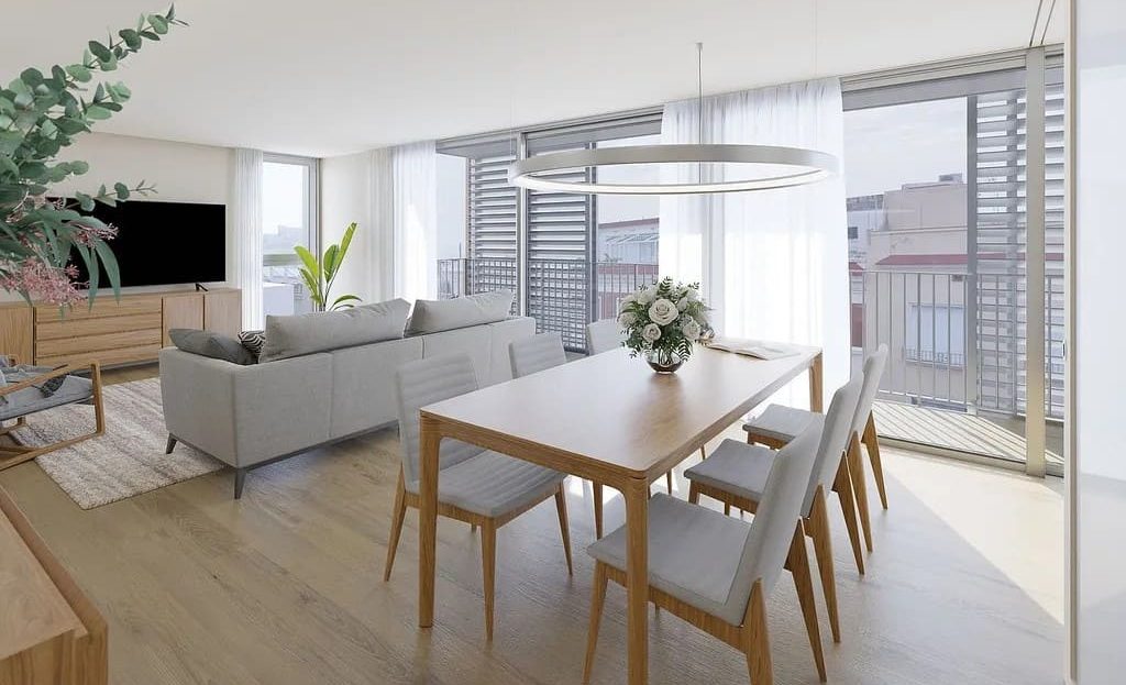 Обеденная зона рядом с панорамными окнами