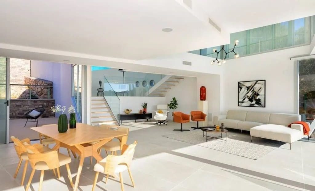 Гостиная-столовая открытой планировки с дизайнерским интерьером