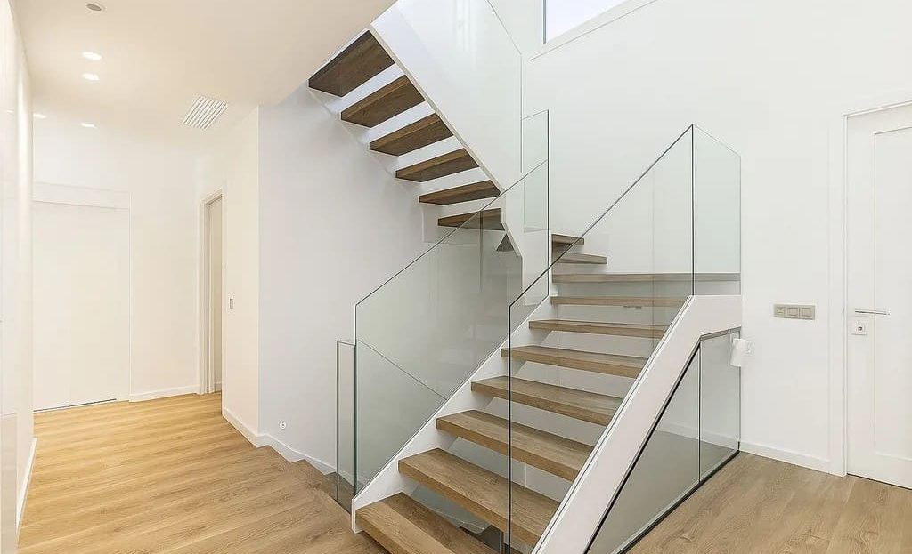 Лестница с деревянными ступенями и стеклянными перилами