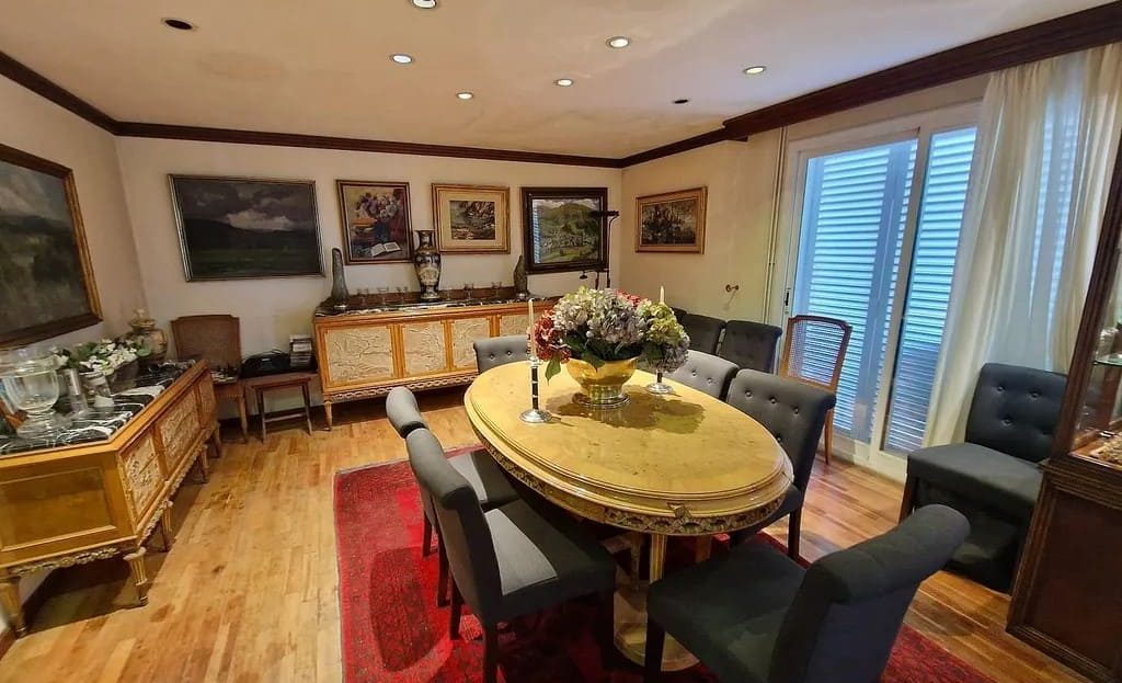 Столовая зона в классическом стиле в частной вилле