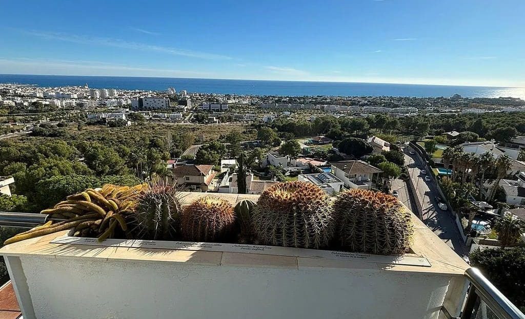 Панорамный вид на Ситжес и Средиземное море с высоты