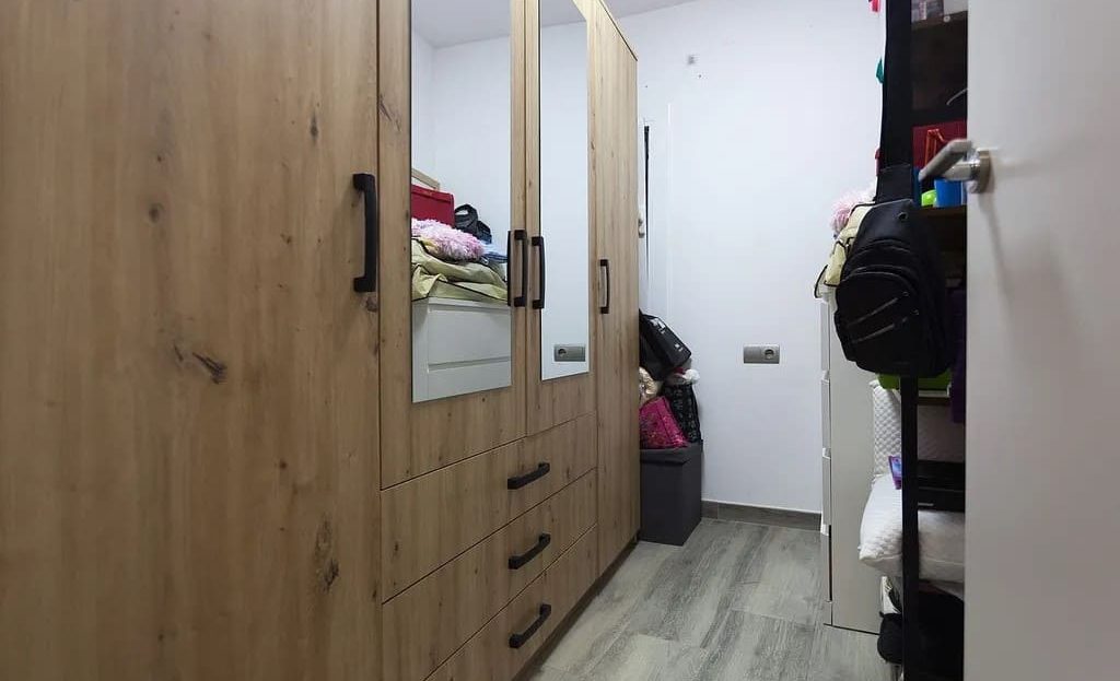 Гардеробная зона со встроенными шкафами.