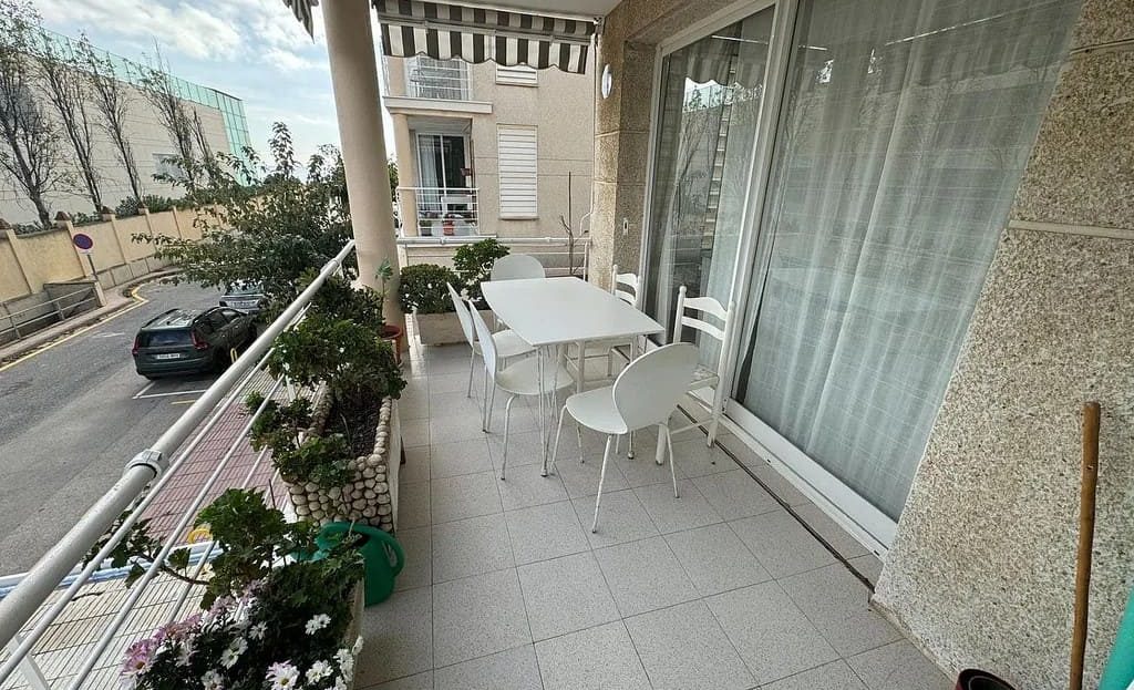 Терраса квартиры с садовой мебелью и видом на улицу.