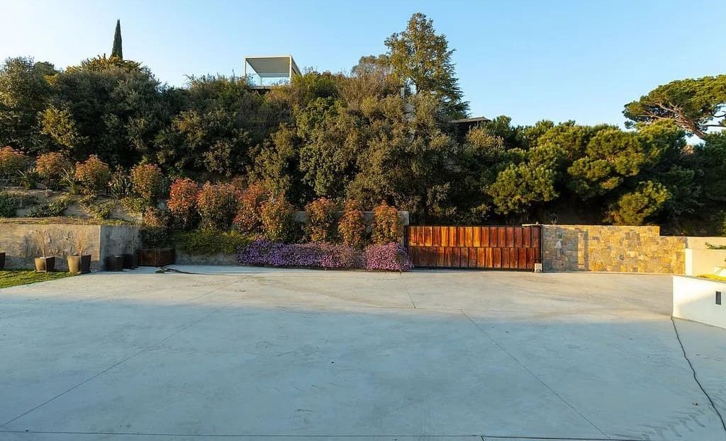 Просторная внешняя площадка рядом с домом, зона отдыха.