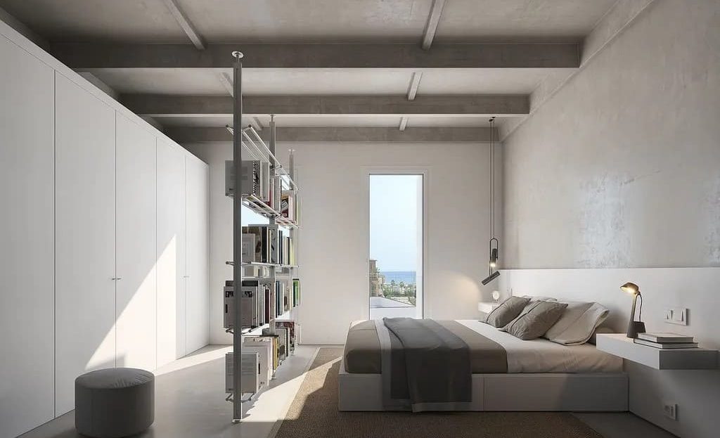 Спальня с высоким потолком и естественным освещением.