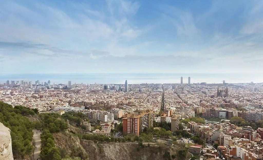 Городской пейзаж Барселоны с видом на центр города и побережье.
