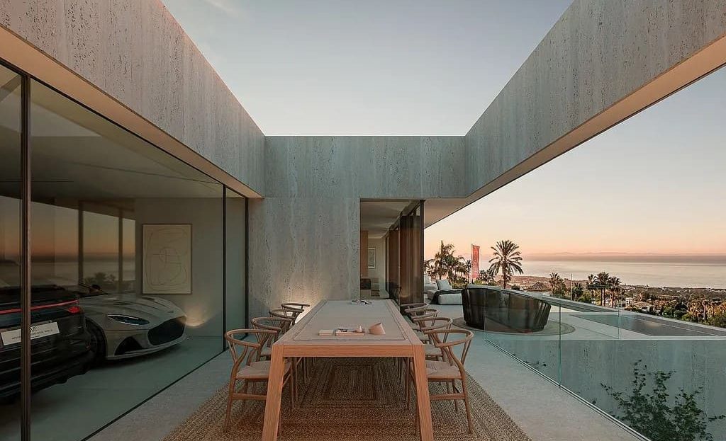 Терраса с обеденной зоной и видом на море