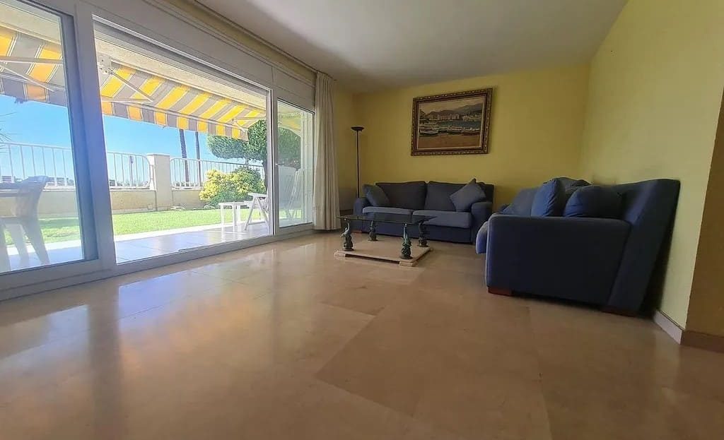 Просторная гостиная с большими окнами и видом на море.