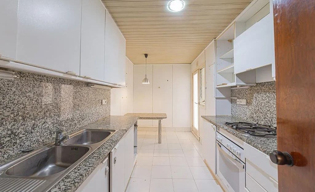 Отдельная кухня пентхауса с рабочей зоной