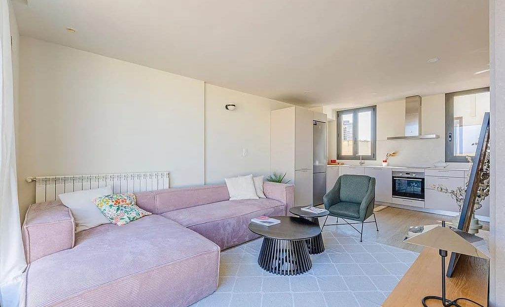 Светлая гостиная с большими окнами и мягкой мебелью