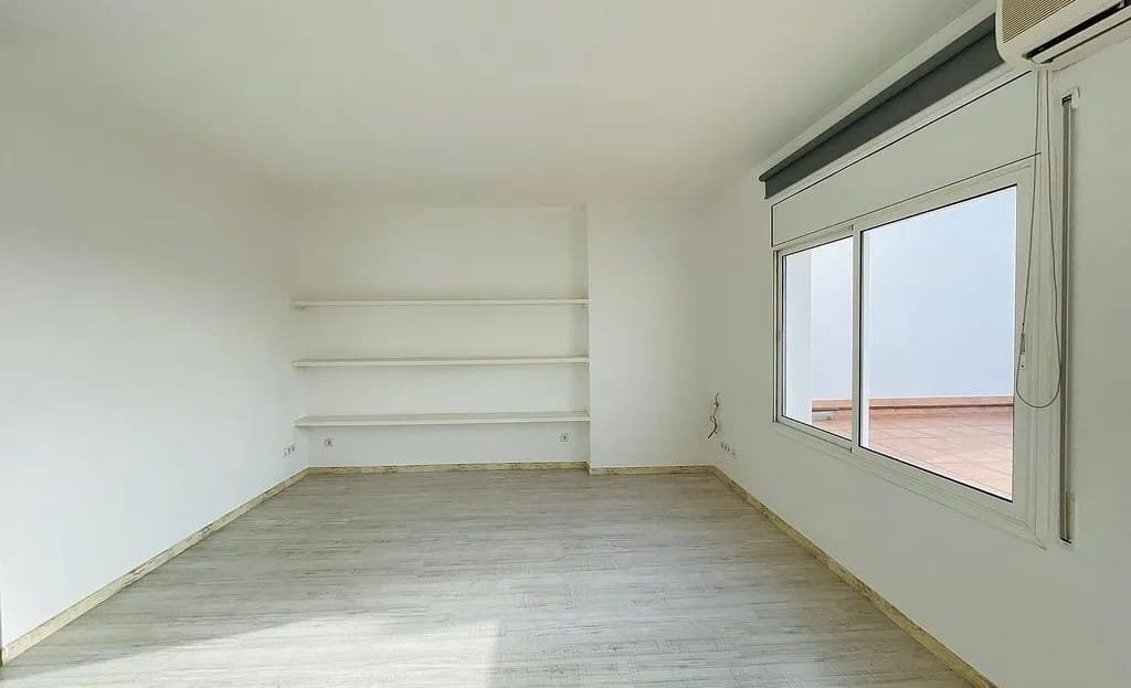 Спальня с естественным освещением и видом на город