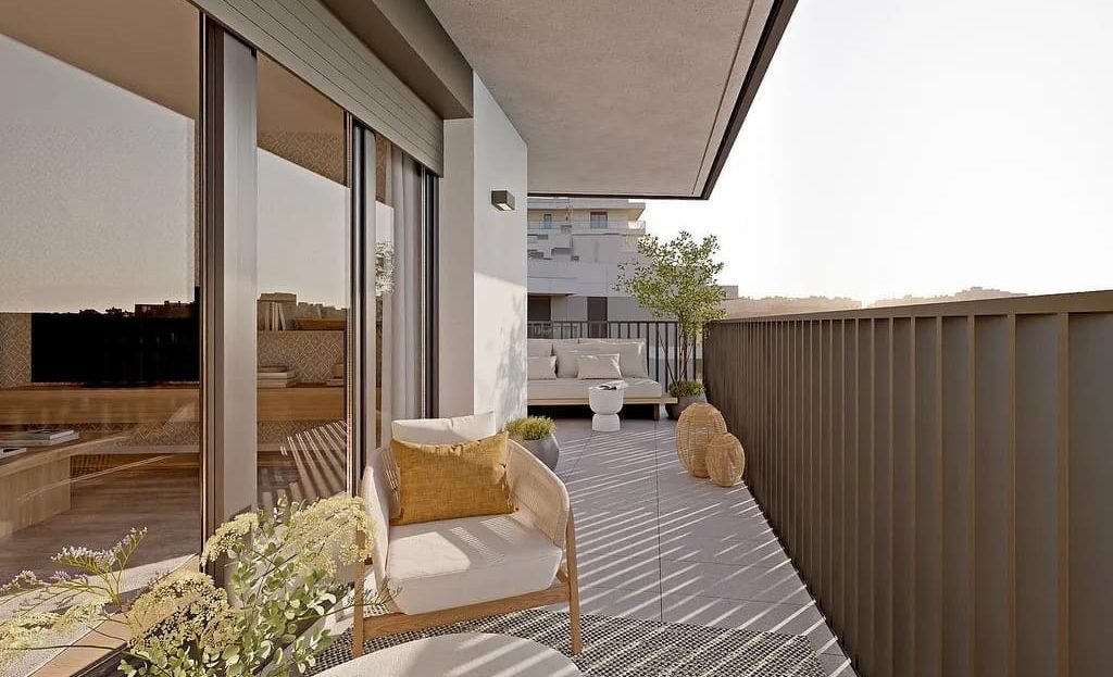 Терраса квартиры с зоной отдыха и видом на жилой комплекс