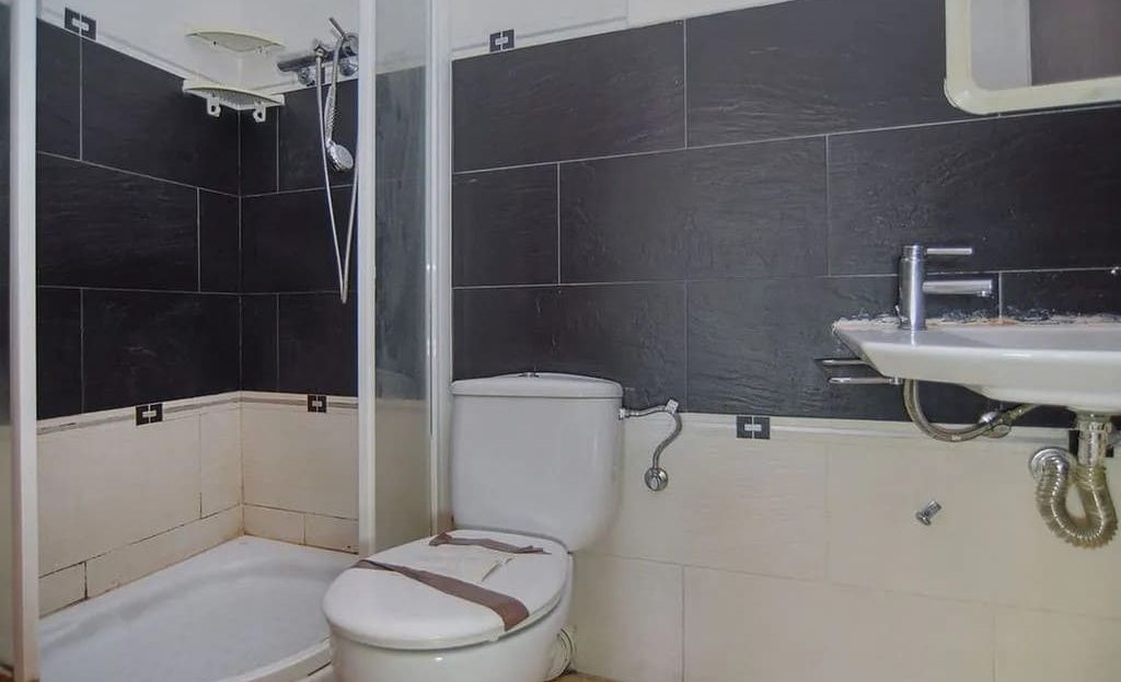 Ванная комната с ванной, унитазом и раковиной