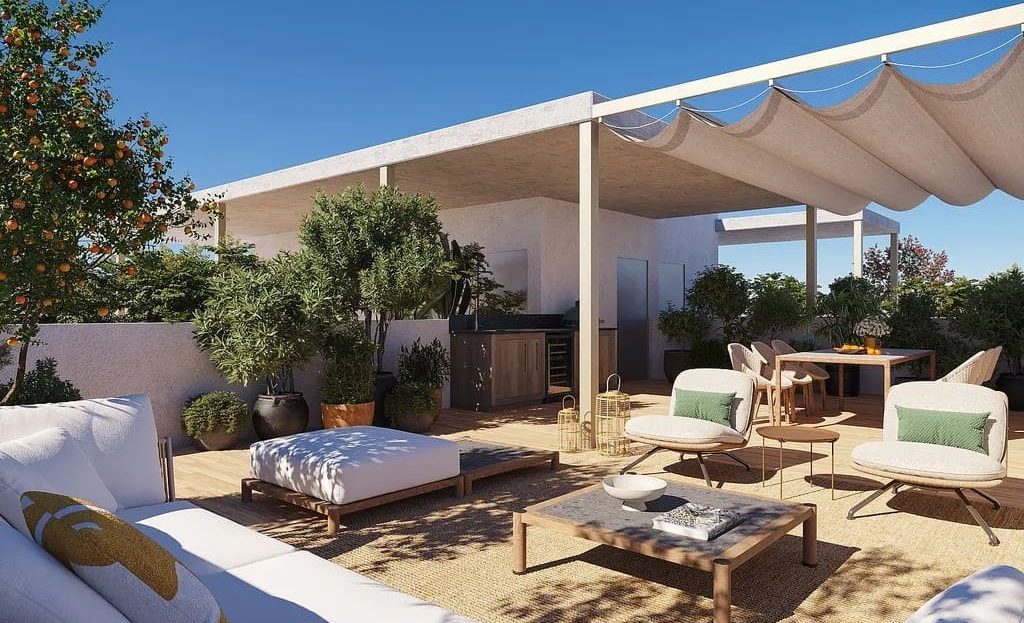 Терраса пентхауса с зоной отдыха и навесом