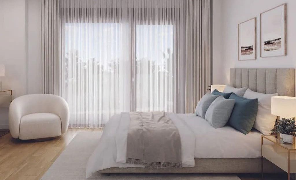 Визуализация главной спальни с большим окном и нейтральной отделкой.