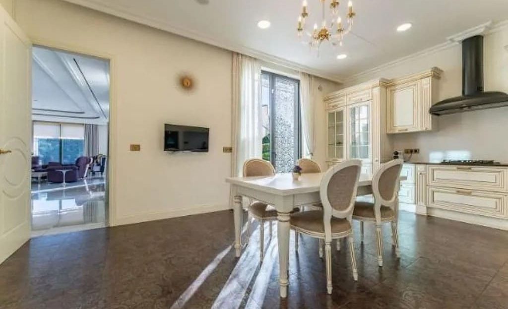 Кухня-столовая с выходом на террасу