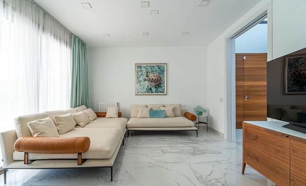 Гостиная с панорамными окнами и современным диваном