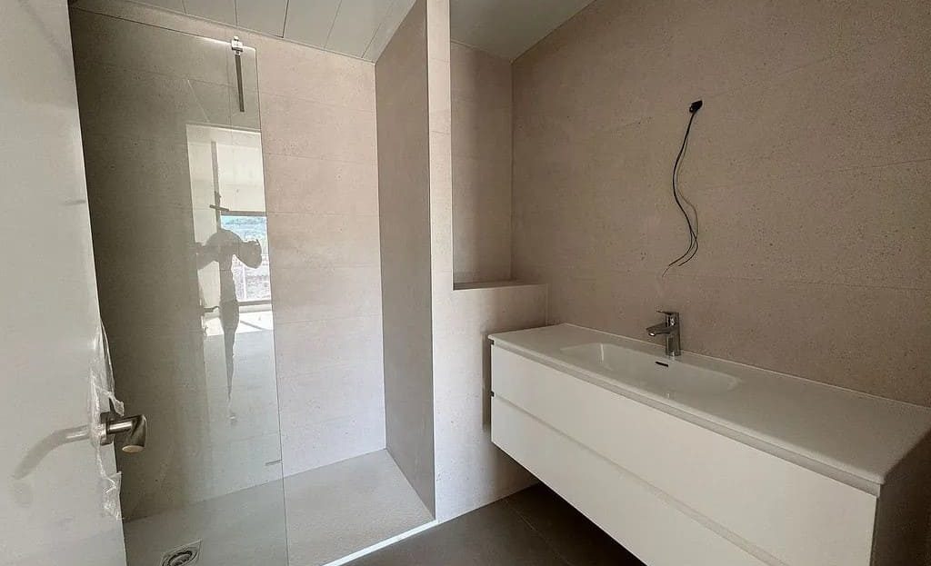 Современная ванная комната с душевой кабиной