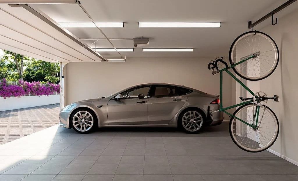 Частный гараж нового дома на улице Серра-де-Ллаберия