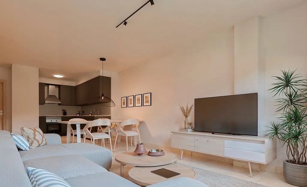 Современная гостиная-столовая с кухней открытой планировки