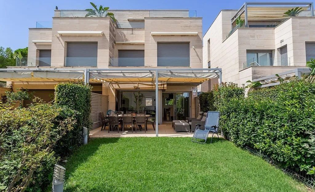 Частный сад таунхауса с выходом из гостиной