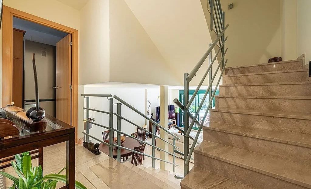 Лестница и холл внутри таунхауса