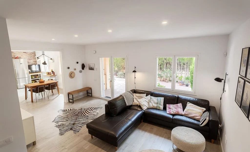 Светлая гостиная таунхауса с зоной отдыха