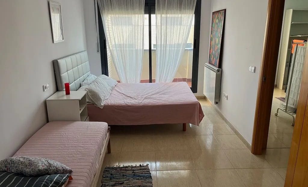 Спальня с двумя односпальными кроватями и окном