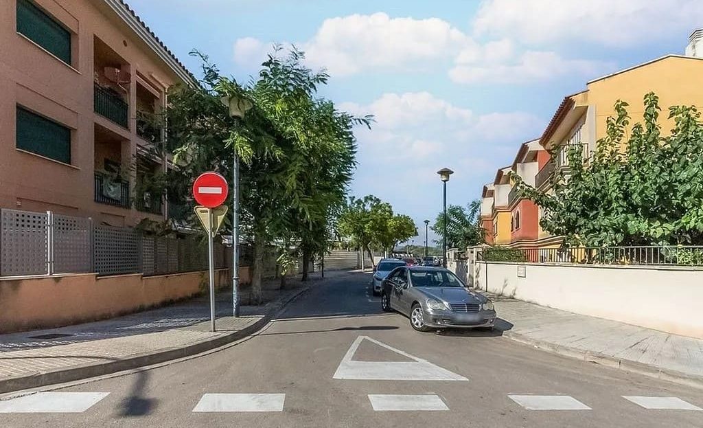 Улица рядом с домом в жилом районе Альтафульи