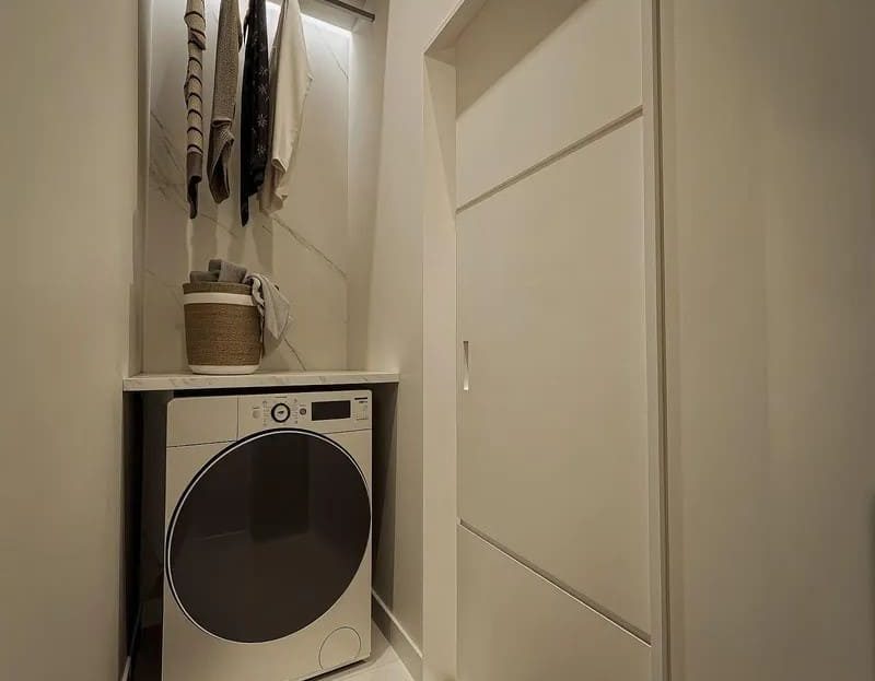 Прачечная зона со стиральной машиной в квартире