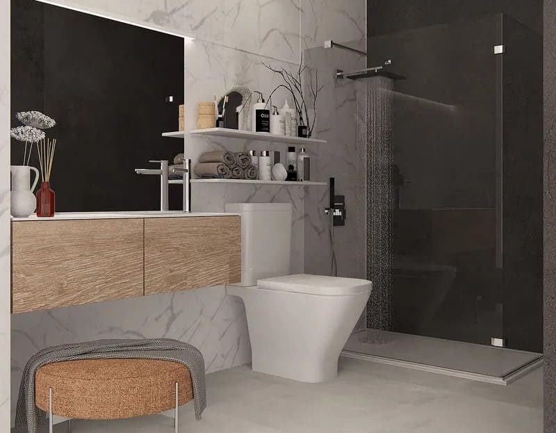 Ванная комната с душевой кабиной и современной отделкой