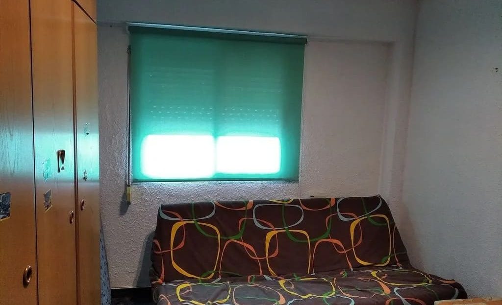 Гостиная с диваном и окном