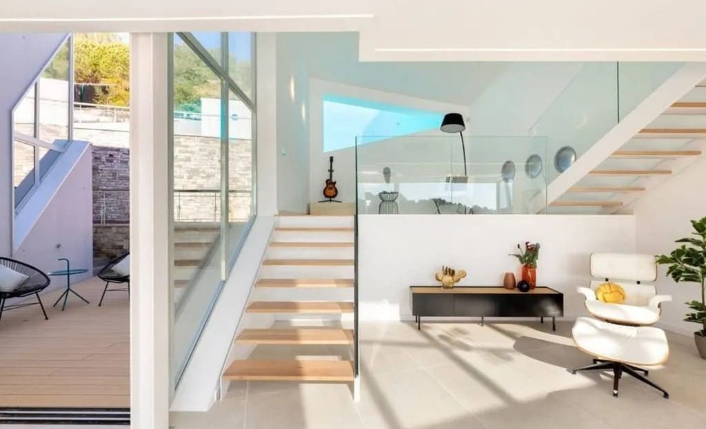 Интерьер с лестницей, вторым светом и галереей