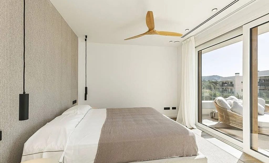 Спальня с двуспальной кроватью и выходом на террасу