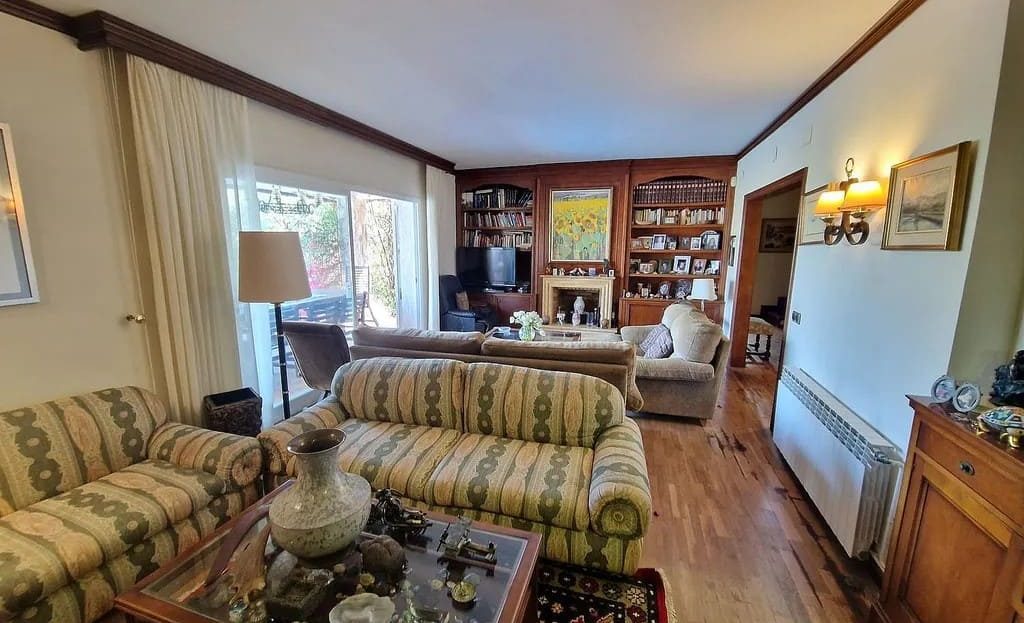 Уютная гостиная с библиотекой и камином