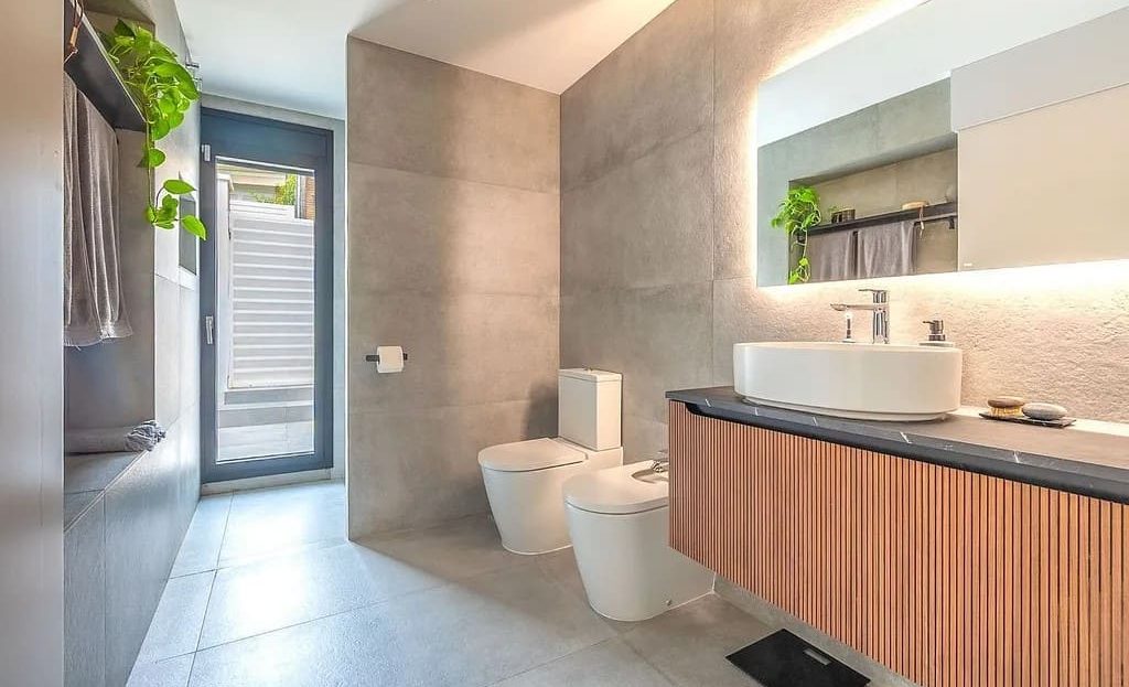 Ванная комната с душем и современной сантехникой